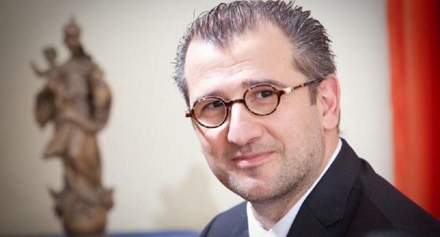 Kristijan Aufiero 2009 mit der Madonna im Hintergrund