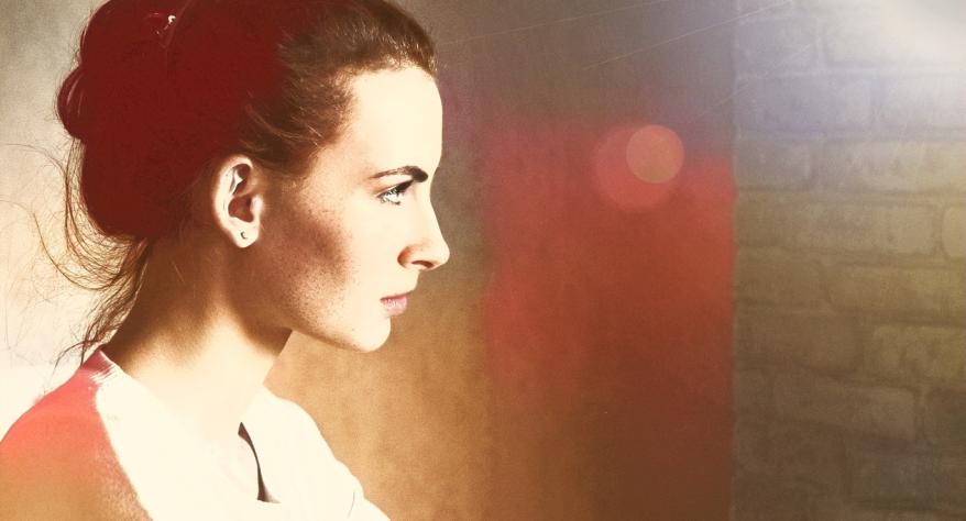 Frau schaut entschlossen in eine Helle Zukunft