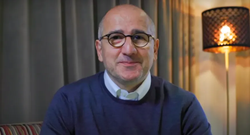 Kristijan Aufiero lächelt zur Petition